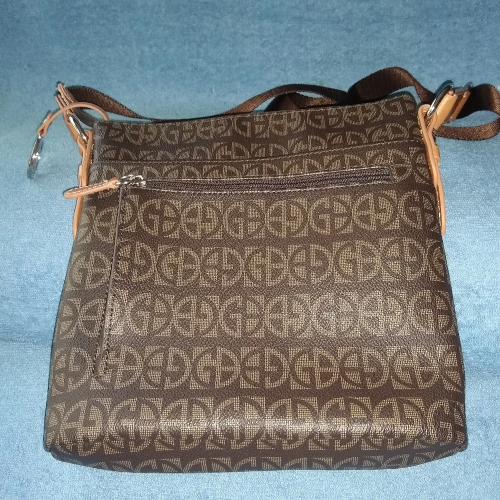 Giani Bernini block signature crossbody bag.